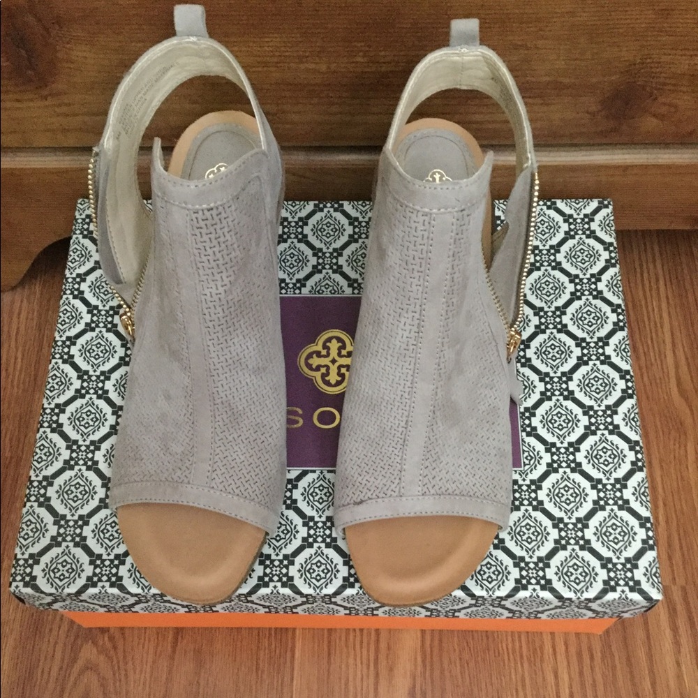 Brand new ladies wedges.